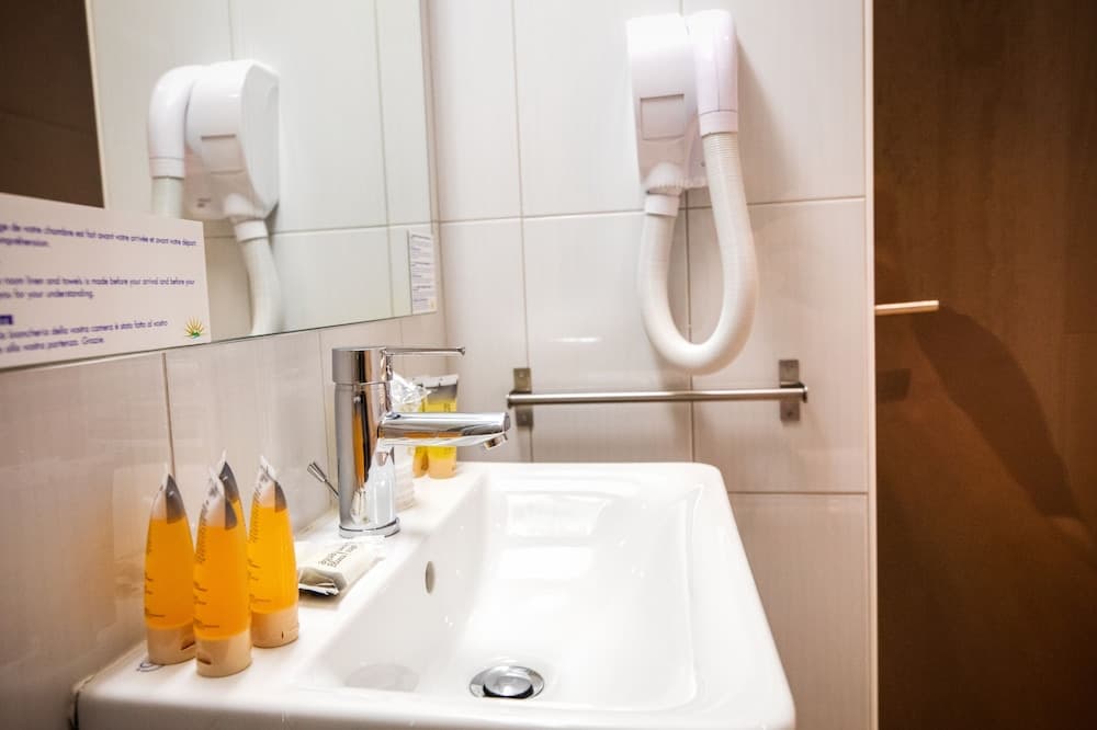 Bathroom sink