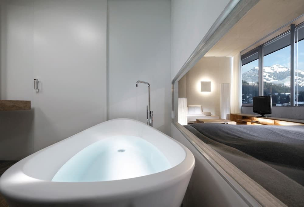 Deep soaking bathtub