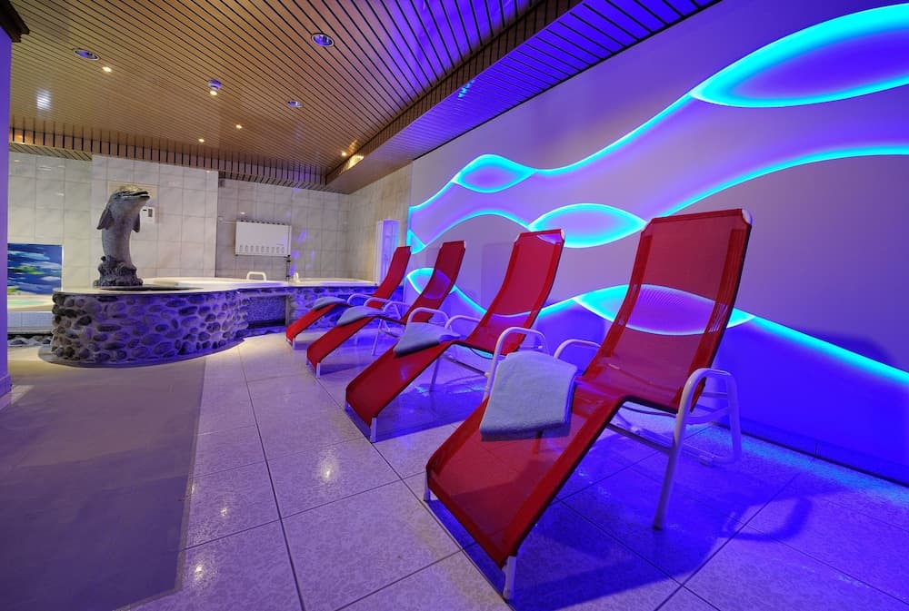 Indoor spa tub