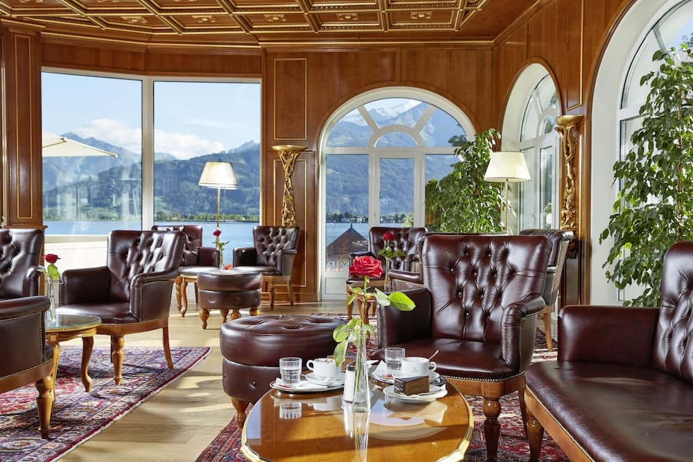 Lobby lounge