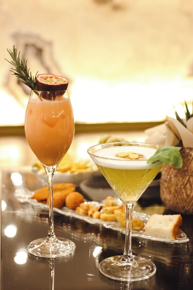 Lobby lounge