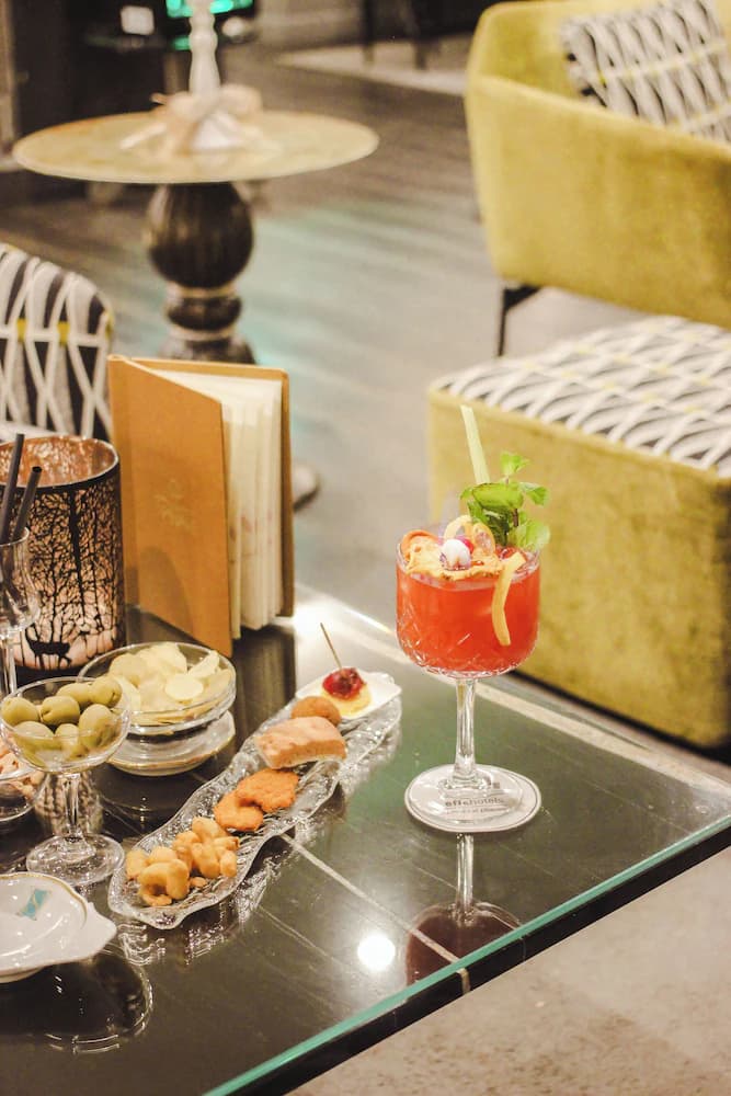 Lobby lounge
