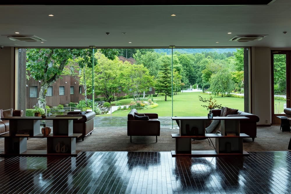 Lobby lounge