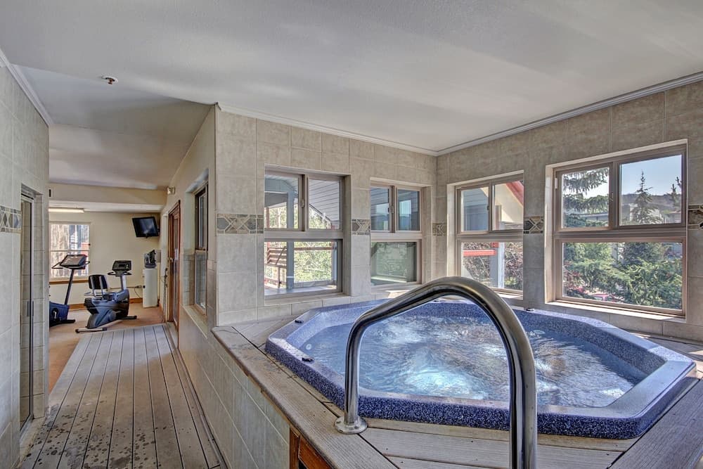 Indoor spa tub
