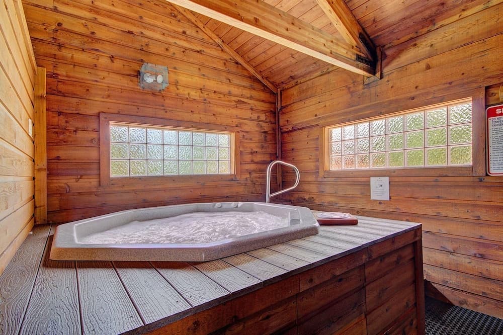 Indoor spa tub