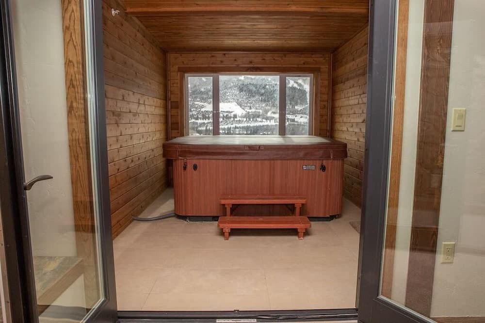 Private spa tub