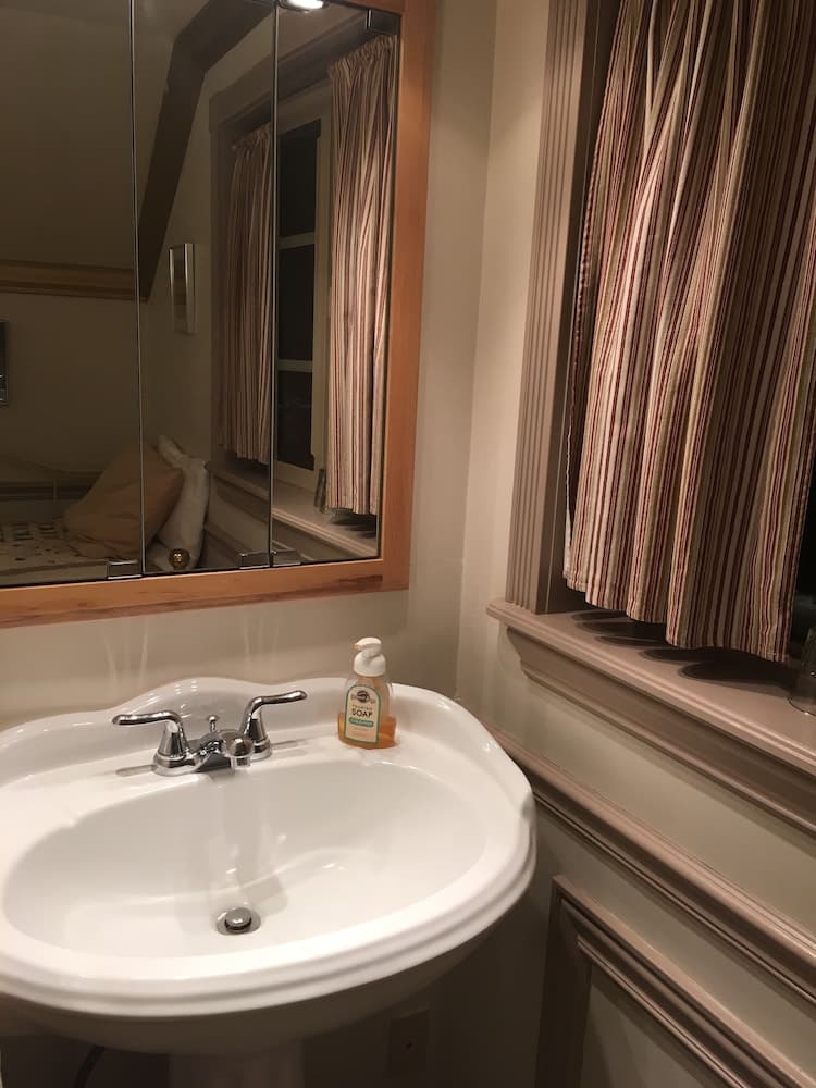 Bathroom sink