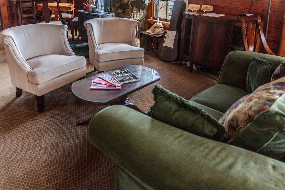 Lobby lounge