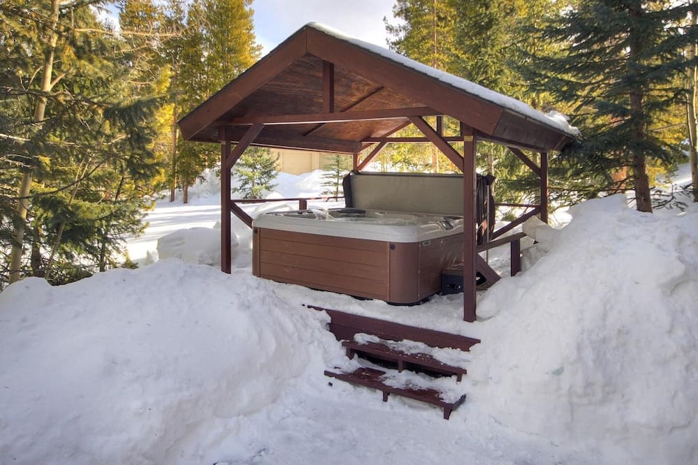 Private spa tub