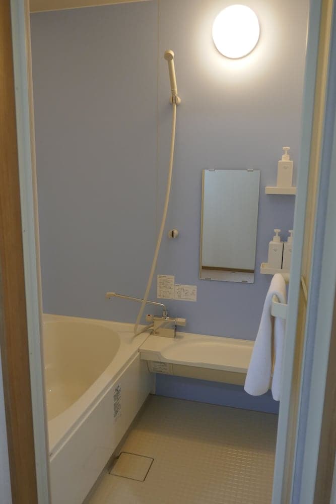 Deep soaking bathtub