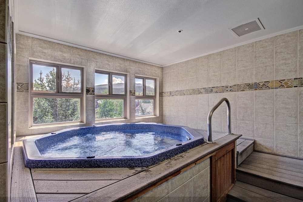 Indoor spa tub