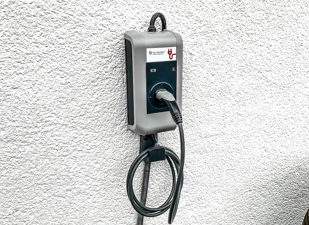 Electric vehicle charging station