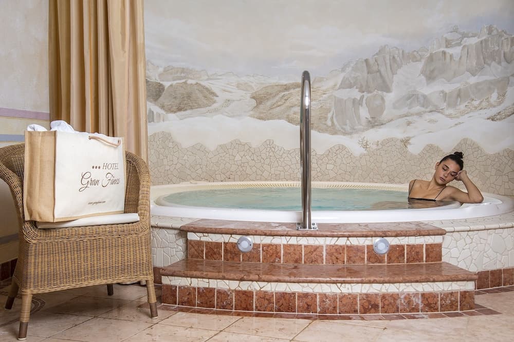 Indoor spa tub