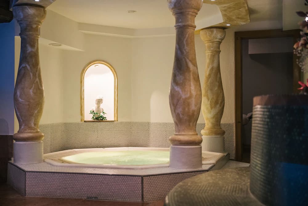 Indoor spa tub