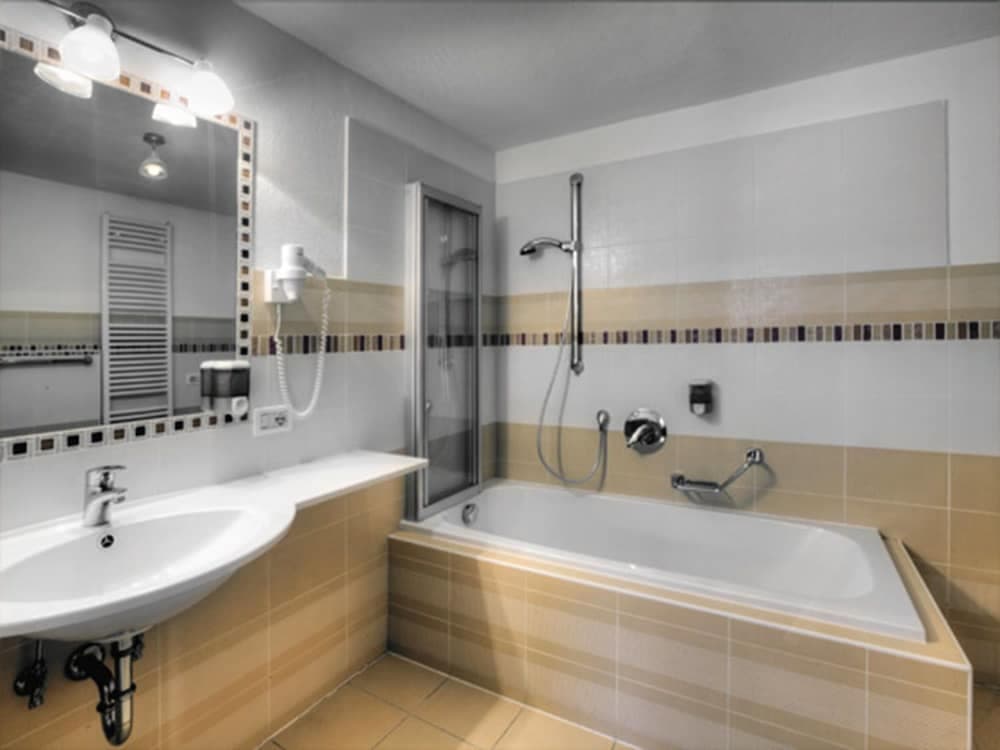 Deep soaking bathtub