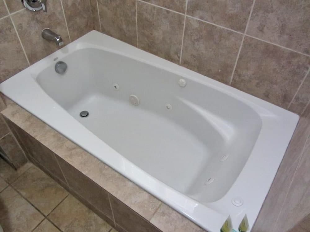 Jetted tub