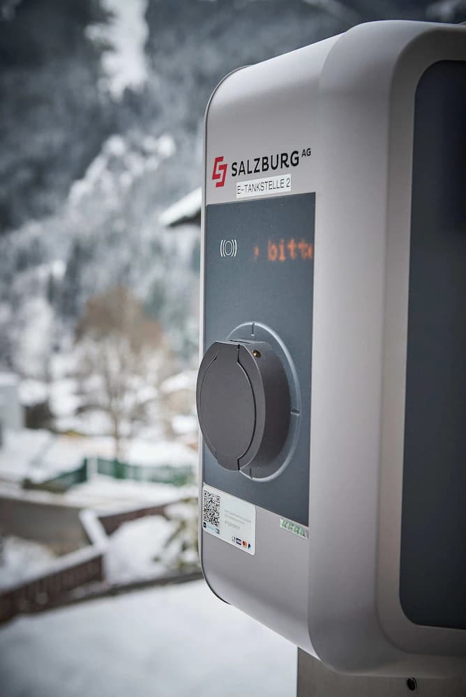 Electric vehicle charging station