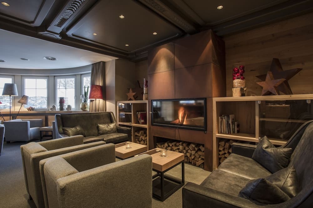 Lobby lounge