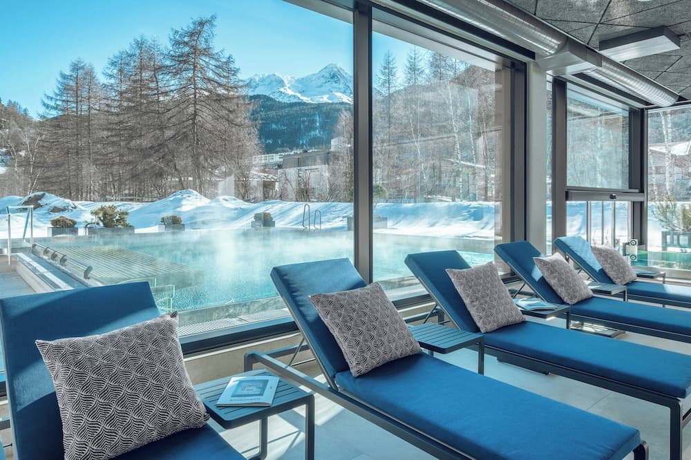 Indoor/outdoor pool