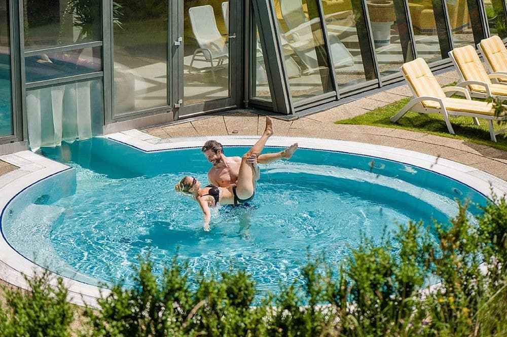 Indoor/outdoor pool