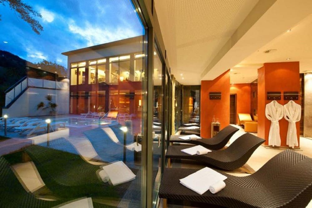Indoor/outdoor pool