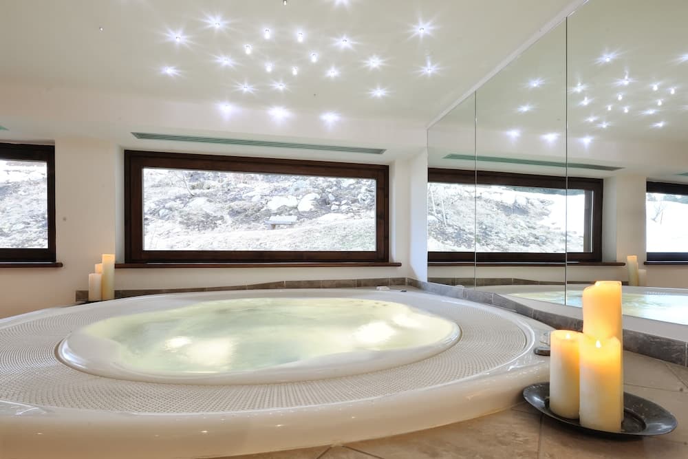 Indoor spa tub