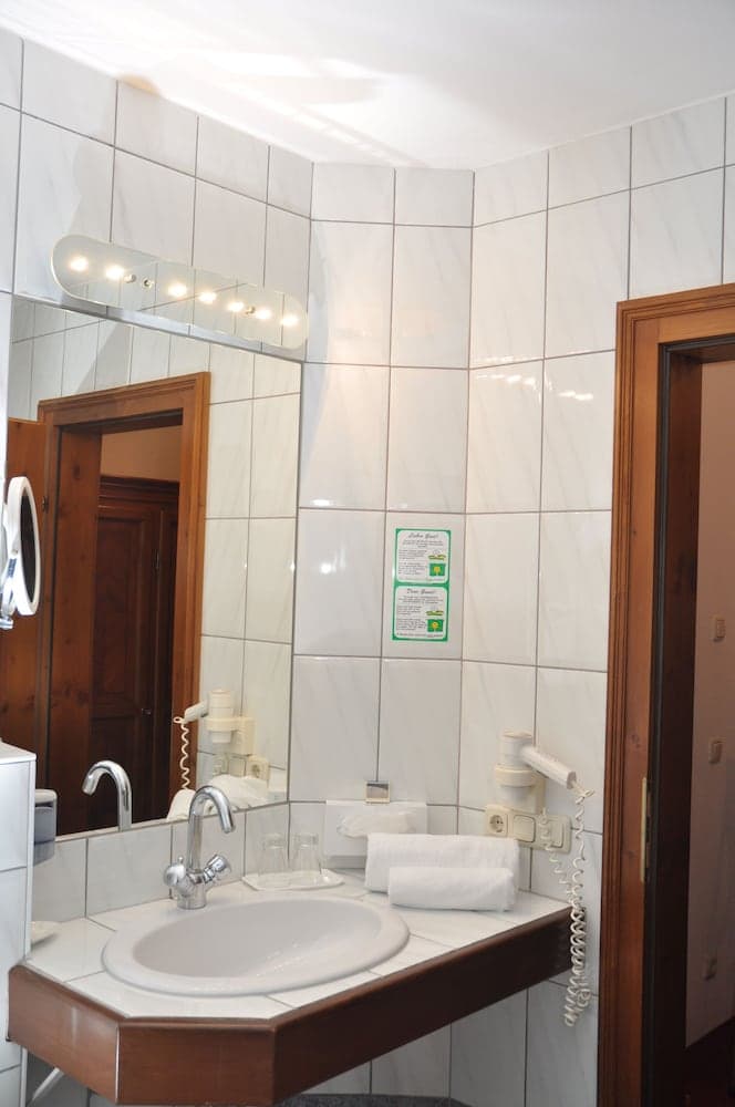 Bathroom sink