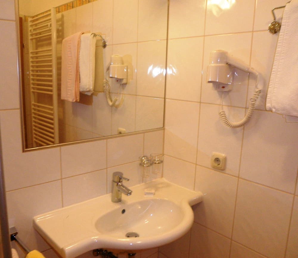 Bathroom sink