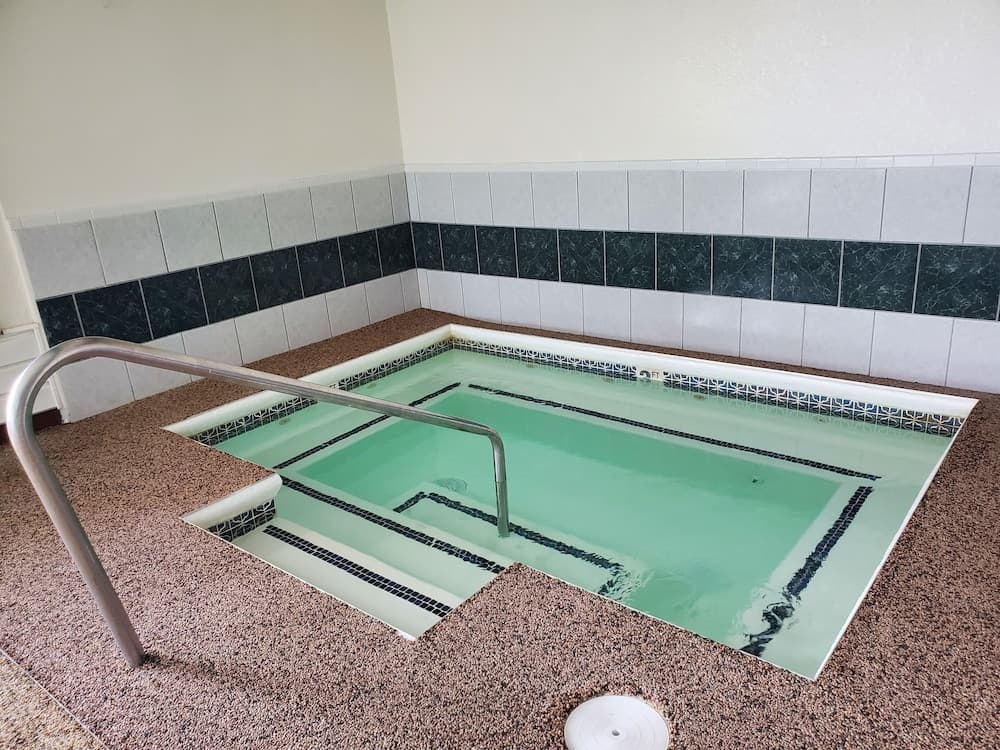 Indoor spa tub