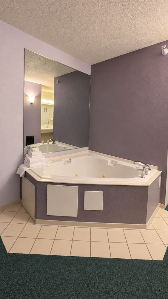 Jetted tub