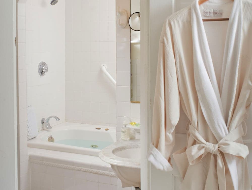 Jetted tub