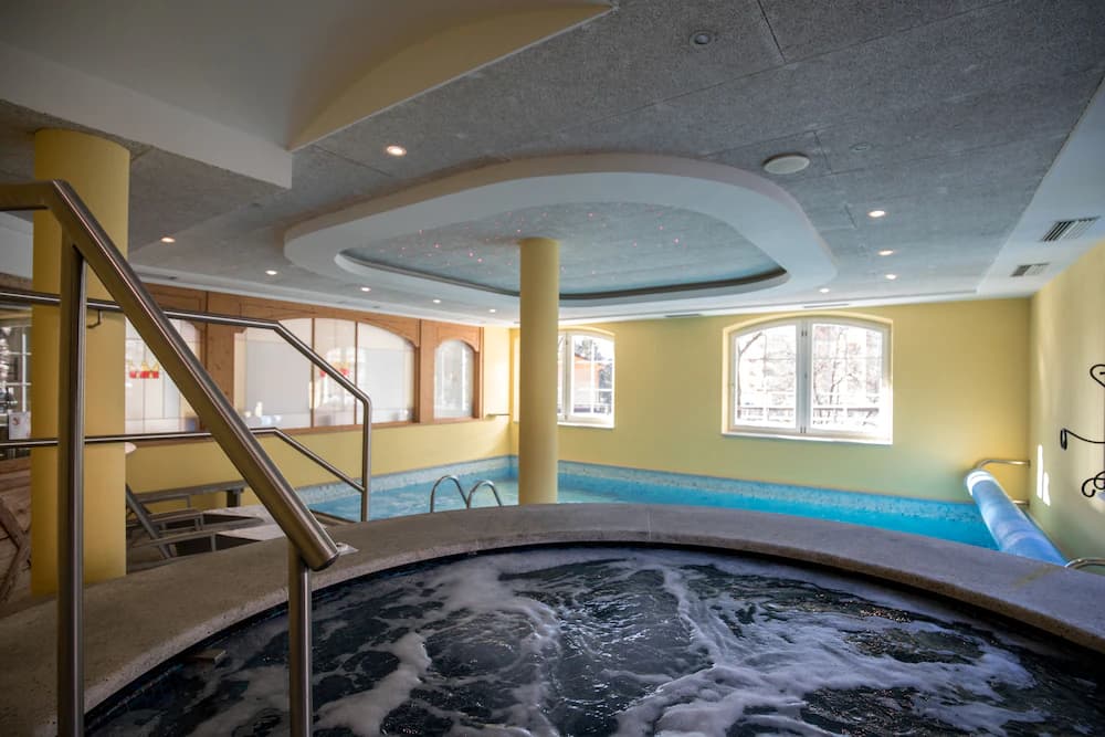 Indoor spa tub