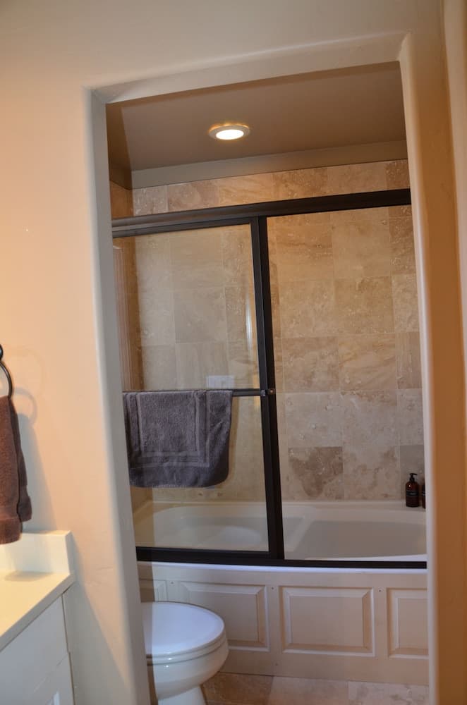 Deep soaking bathtub