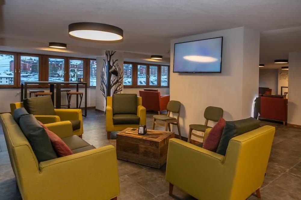 Lobby lounge