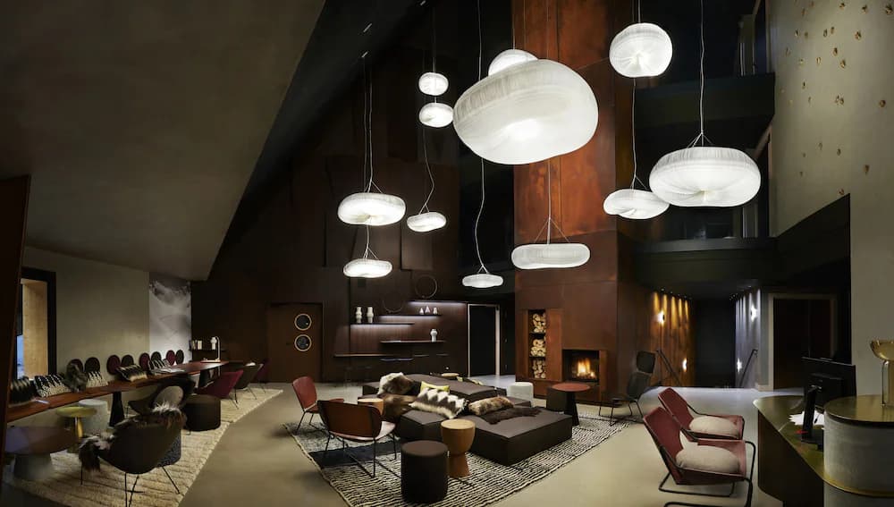 Lobby lounge