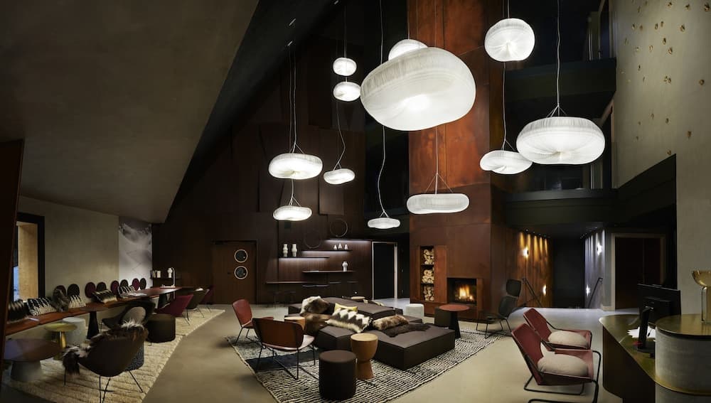 Lobby lounge
