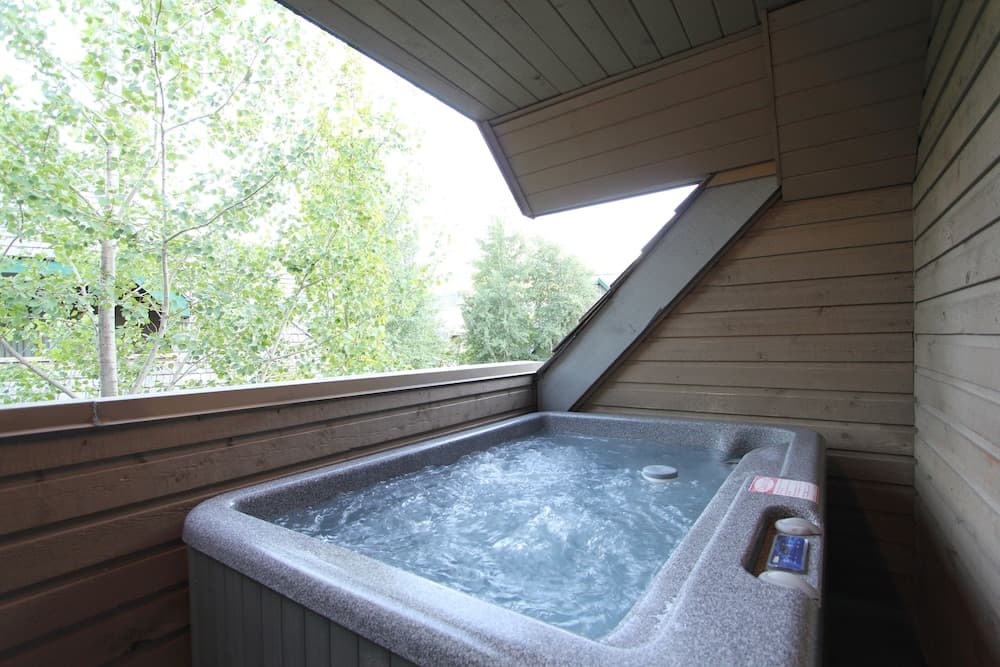 Private spa tub
