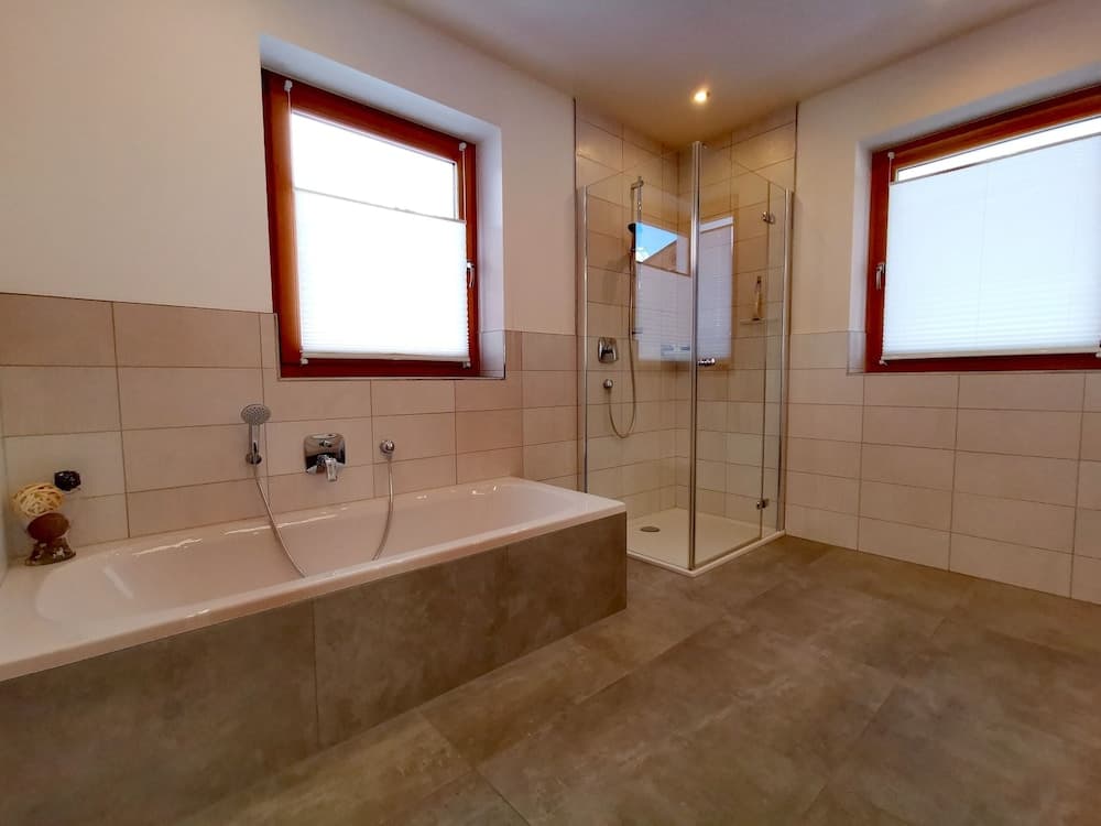 Deep soaking bathtub
