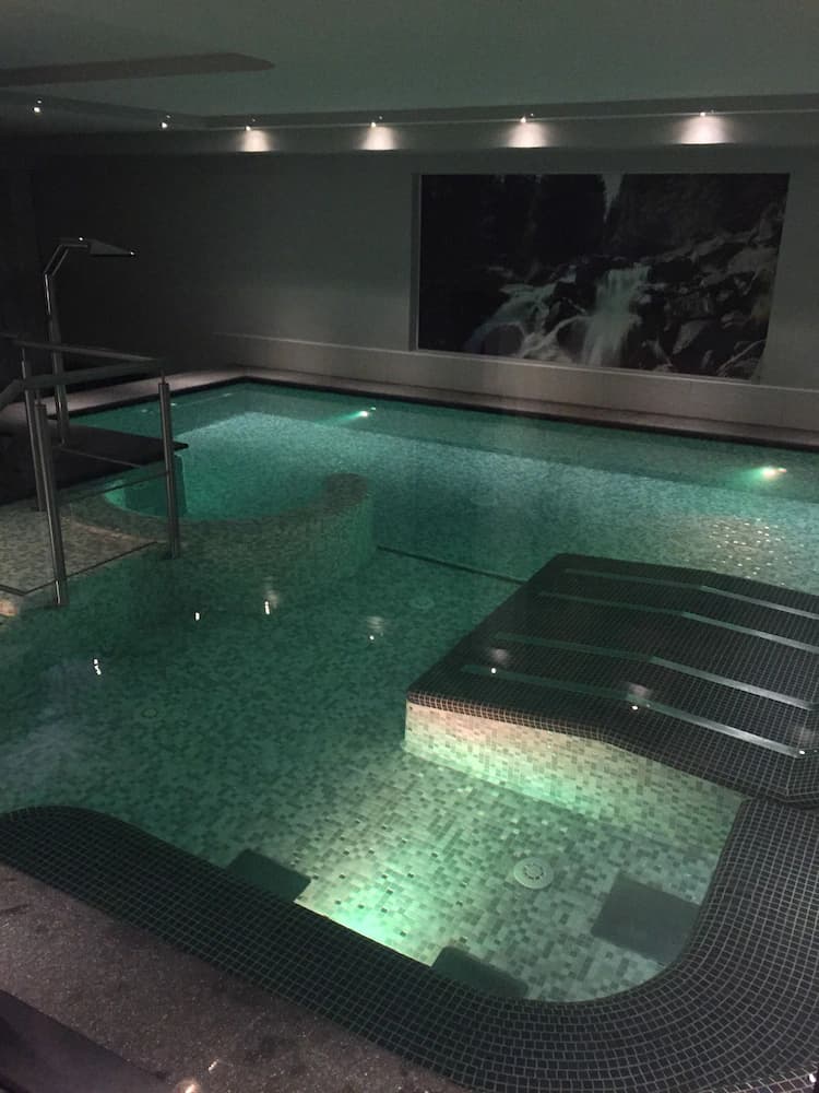 Indoor spa tub