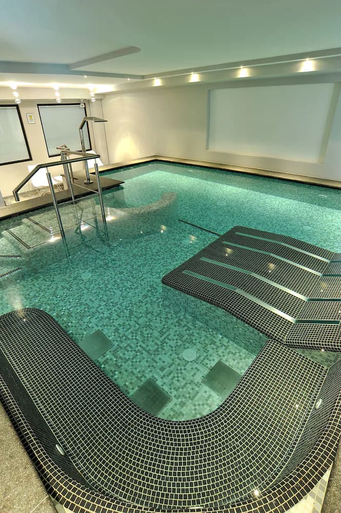 Indoor spa tub