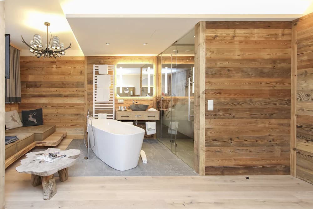 Deep soaking bathtub