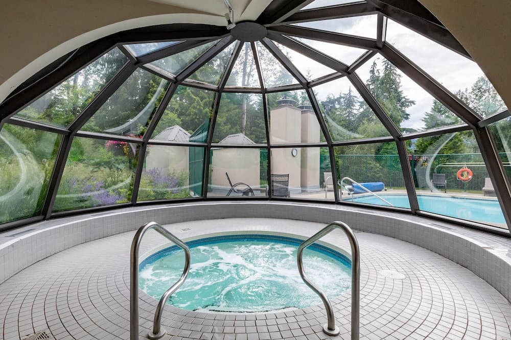 Indoor spa tub