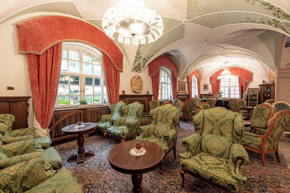 Lobby lounge
