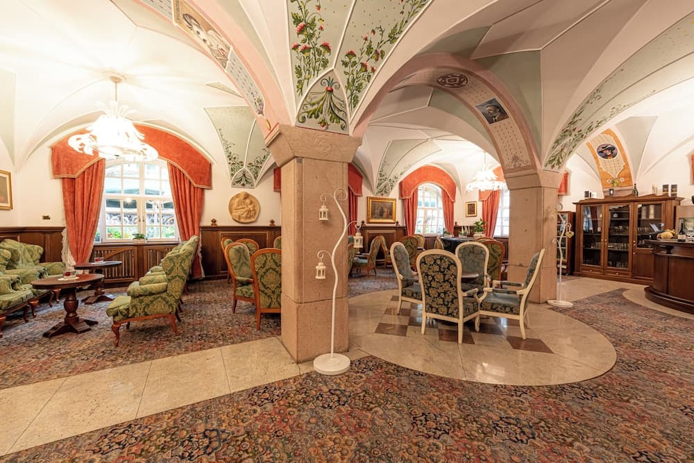 Lobby lounge