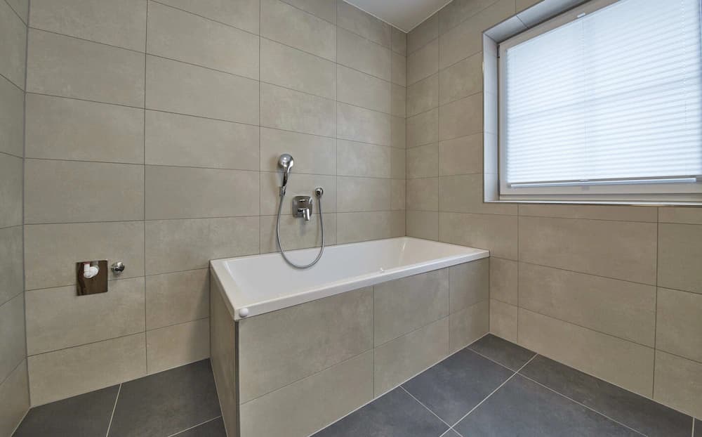 Deep soaking bathtub