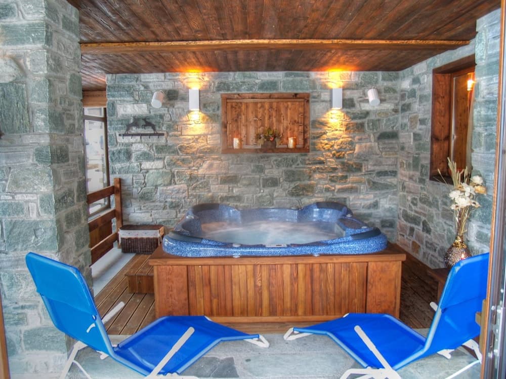 Indoor spa tub