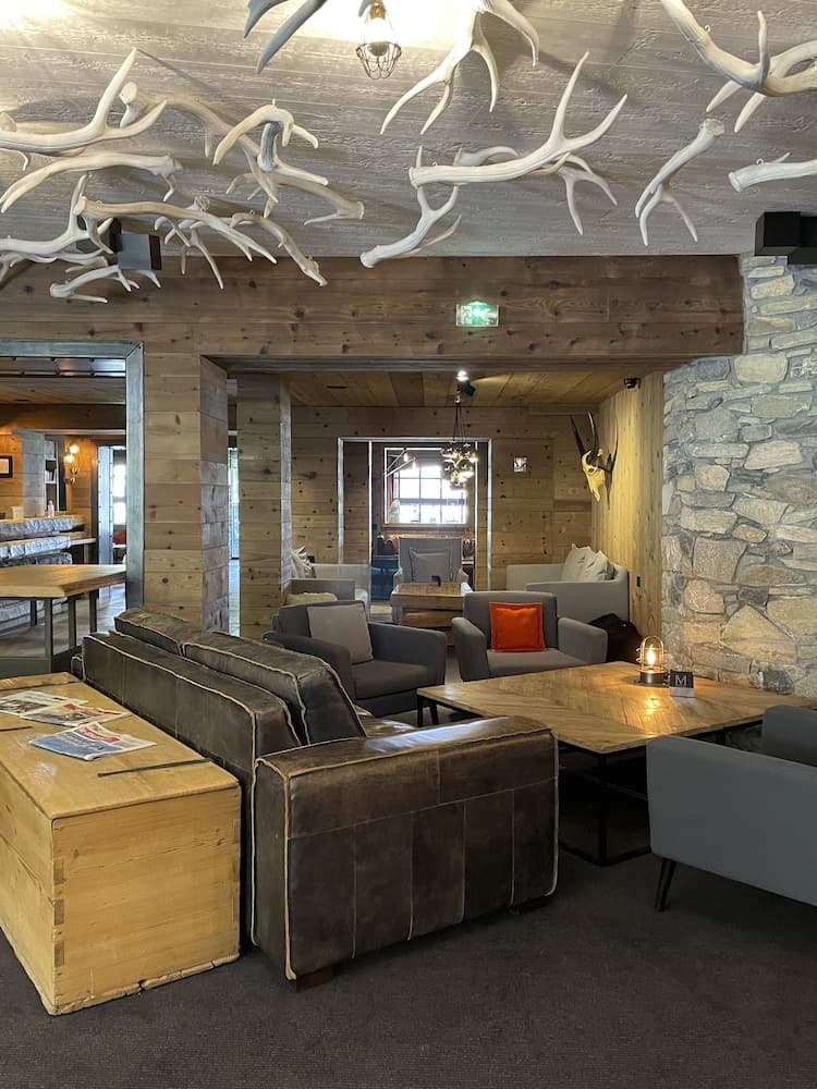 Lobby lounge