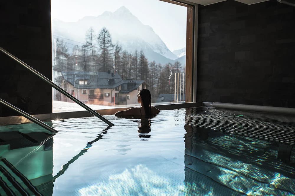 Indoor spa tub