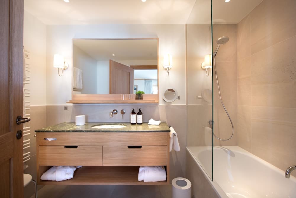 Deep soaking bathtub