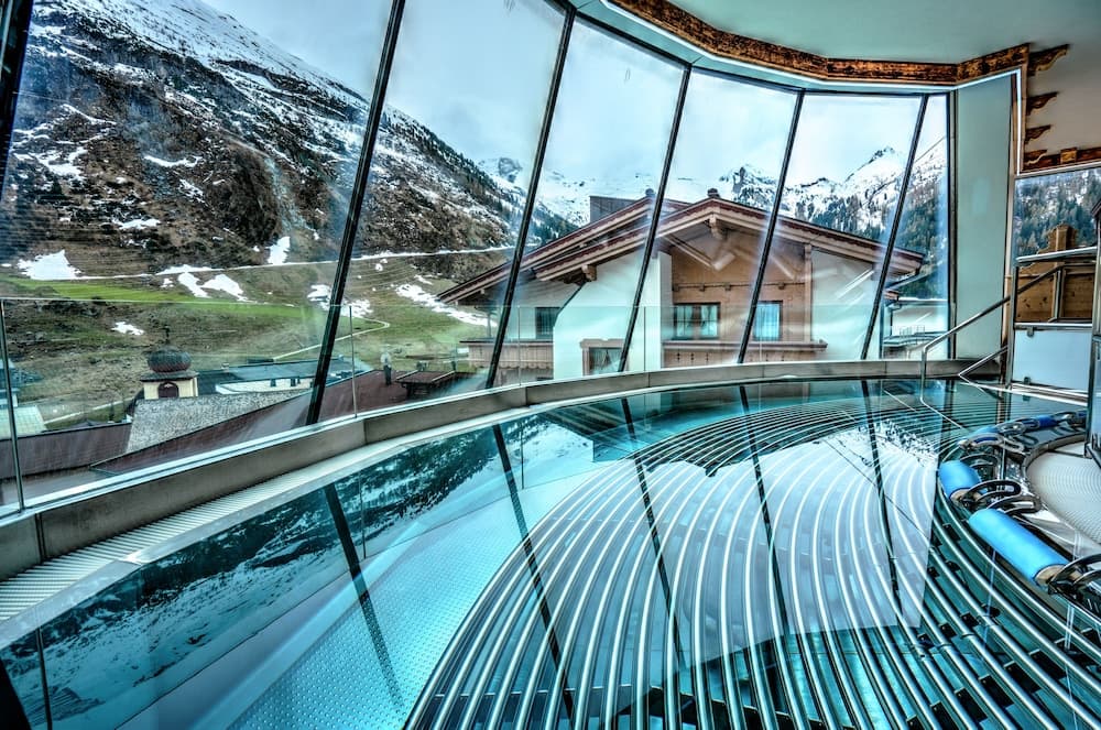 Indoor spa tub